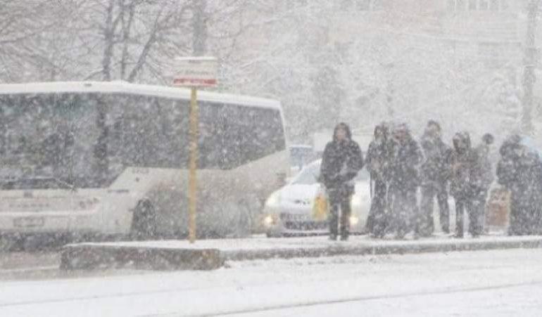 E prăpăd în toată țara! Codul galben de ninsori pentru 32 de județe și București a adus viscol puternic și probleme în trafic