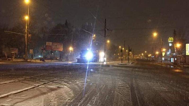 România, lovită de iarnă la mijlocul lunii noiembrie! Mai multe mașini au fost avariate, iar șapte drumuri, închise circulației