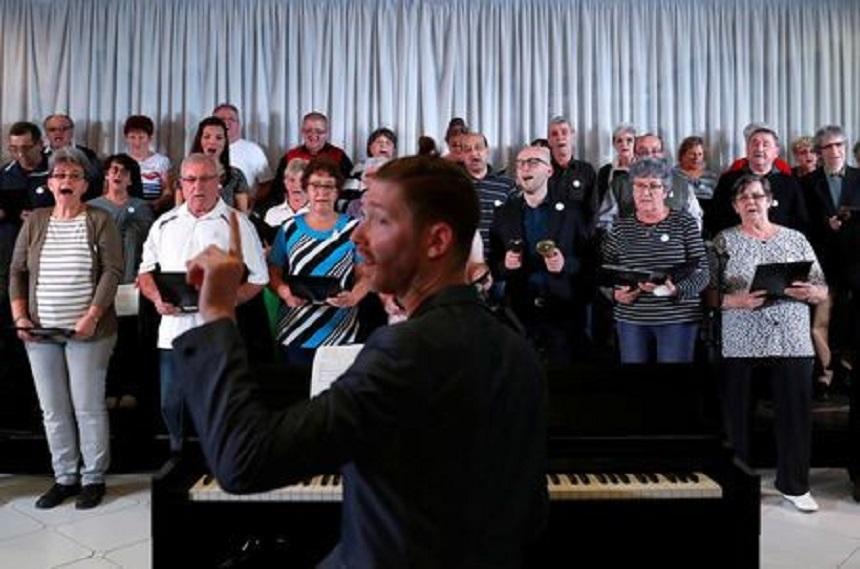 Uimitor! Ce s-a &icirc;nt&acirc;mplat după ce un medic a prescris pacienţilor săi bolnavi de plăm&acirc;ni o terapie prin c&acirc;ntec