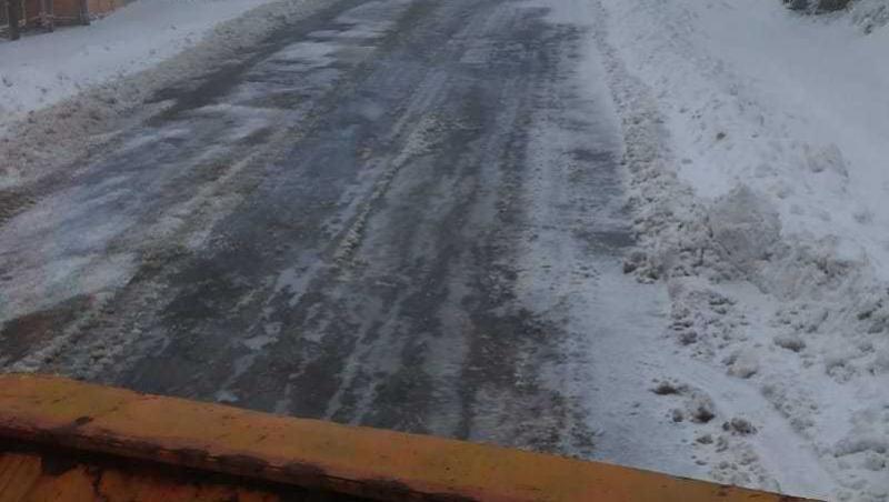 E prăpăd în țară! Şase autoturisme, dar şi o ambulanţă care tocmai preluase un pacient, au rămas blocate în zăpadă