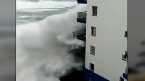 Imagini de groază în Tenerife! Valuri puternice smulg din temelii zeci de balcoane! Zeci de oameni au fost inundați și au rămas fără case