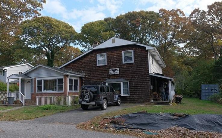 Uluitor! Și-a găsit tatăl oale și ulcele, sub casa &icirc;n care a copilărit, la 57 de ani după dispariția lui