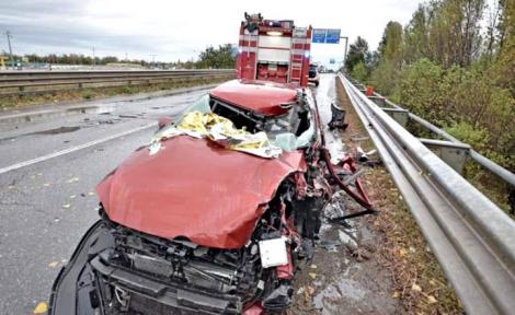 Două tinere, rănite într-un accident grav, în nordul Italiei! Una dintre ele se zbate între viață și moarte! A fost dusă la spital cu ELICOPTERUL