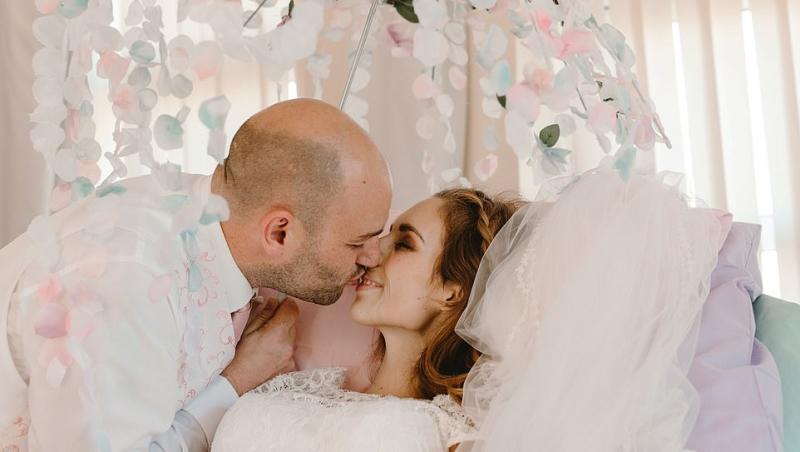 ,, Cea mai frumoasă și mai dureroasă zi a noastră,, S-au căsătorit pe patul de spital cu câteva zile înainte ca ea să fie răpusă de o formă rară de cancer