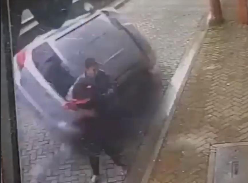 Imagini &icirc;nfiorătoare! Momentul &icirc;n care o mașină se prăvălește peste trecători! Filmulețul este cutremurător!