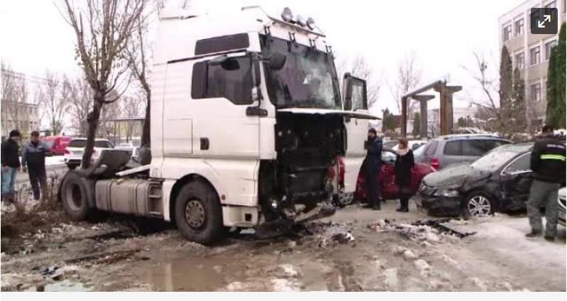 Imagini uluitoare la Iași! Un șofer de TIR, &icirc;n pragul comei alcoolice, a intrat &icirc;n plin &icirc;n nouă mașini