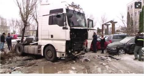 Imagini uluitoare la Iași! Un șofer de TIR, în pragul comei alcoolice, a intrat în plin în nouă mașini