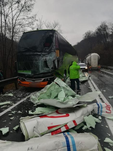 Ultimă oră! Accident cumplit lângă Sibiu! Un autocar cu 25 de persoane la bord şi un TIR s-au ciocnit! Traficul e complet bocat