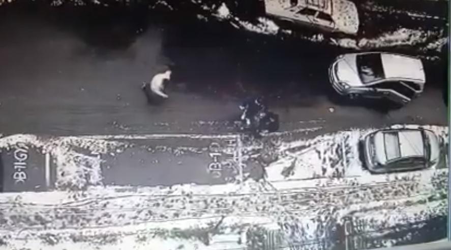 O femeie a crezut că a dat norocul peste ea, dar s-a ales cu o pl&acirc;ngere penală! Habar nu avea că era filmată! S-a văzut totul &icirc;n imagini - VIDEO