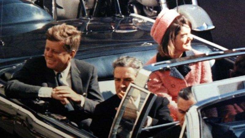 55 de ani de la asasinarea  lui Kennedy. Secretul uluitor legat de costumul roz al lui Jacqueline, pătat cu sânge și creier – FOTO