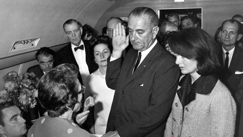 55 de ani de la asasinarea  lui Kennedy. Secretul uluitor legat de costumul roz al lui Jacqueline, pătat cu sânge și creier – FOTO