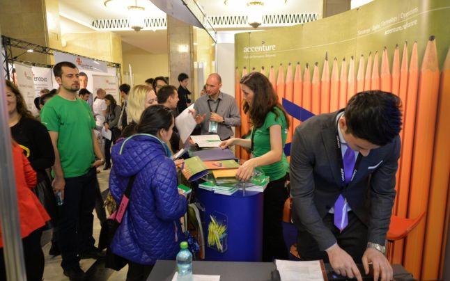 Angajați fericiți de sărbători! Ce le oferă angajatorii anul acesta celor mai mulși dintre angajați