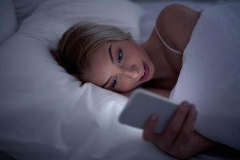 Ce pățești dacă stai pe telefon înainte de culcare! Efectele se văd imediat