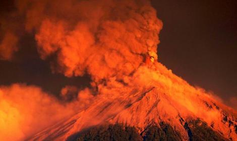 Mii de persoane evacuate după o erupție puternică a Vulcanului Foc din Guatemala. Imagini video înfricoșătoare