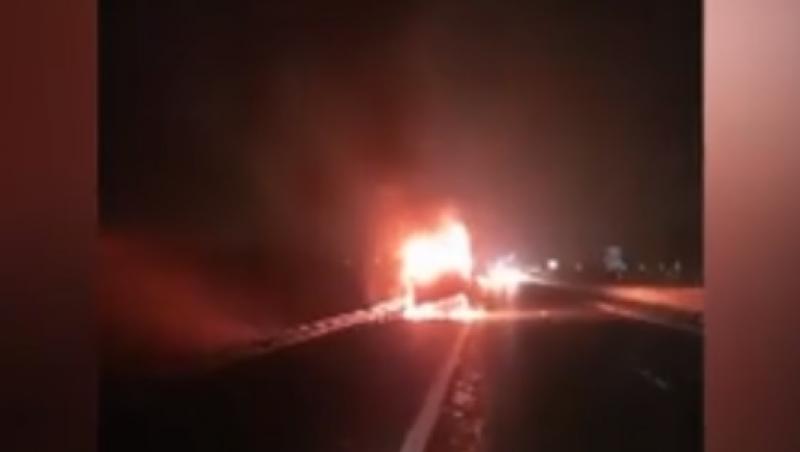 Incendiu puternic pe autostrada A2! O autospecială a luat foc (VIDEO)