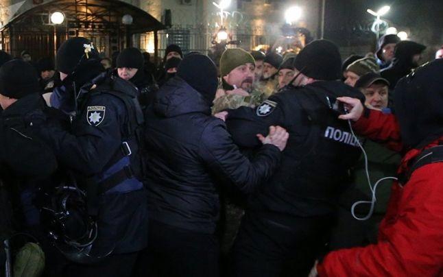 VIDEO| Ambasada Rusiei, sub asediu! Manifestanții ucrainieni sunt pregătiți de război