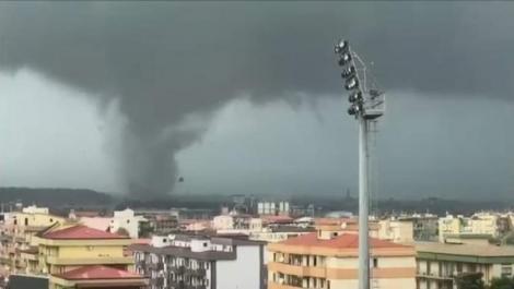 VIDEO| Italia a fost lovită de o tornadă uriașă! Oamenii au privit îngroziți cum furia naturii se dezlănțuia în fața lor