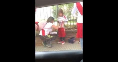 Video: Momente de groază la returul finalei Cupei Libertadores! O mamă microbistă s-a folosit de fetița ei pentru a intra cu torțe și fumigene pe stadion! Unde ținea fetița toate substanțele pericululoase