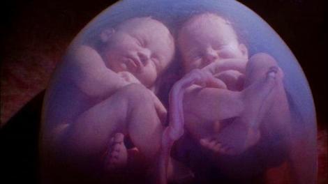 Reușita care a șocat lumea! S-au născut primii bebeluşi modificaţi genetic: Sunt două fetițe gemene