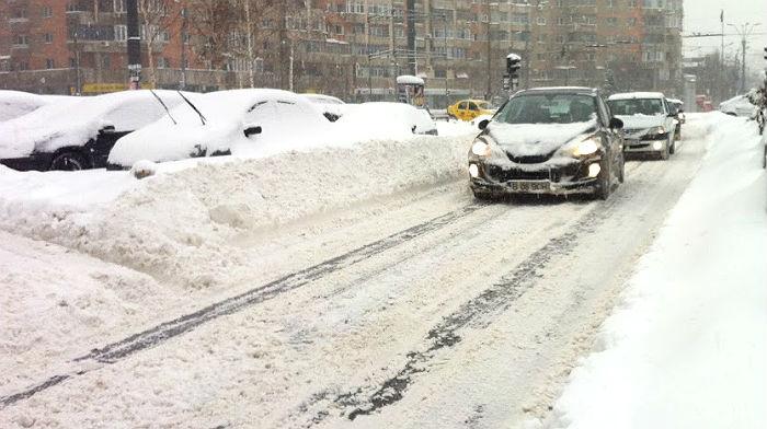 Vremea extremă face prăpăd ! &Icirc;n ultimele 24 de ore, doar &icirc;n Capitală au fost produse unsprezece accidente. Avertizările meteorologilor