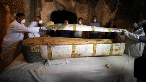 Premieră în arheologia modernă! Sarcofagul unei mumii egiptene, intactă de 3000 de ani, a fost deschis pentru prima dată în direct, în fața tuturor jurnaliștilor!