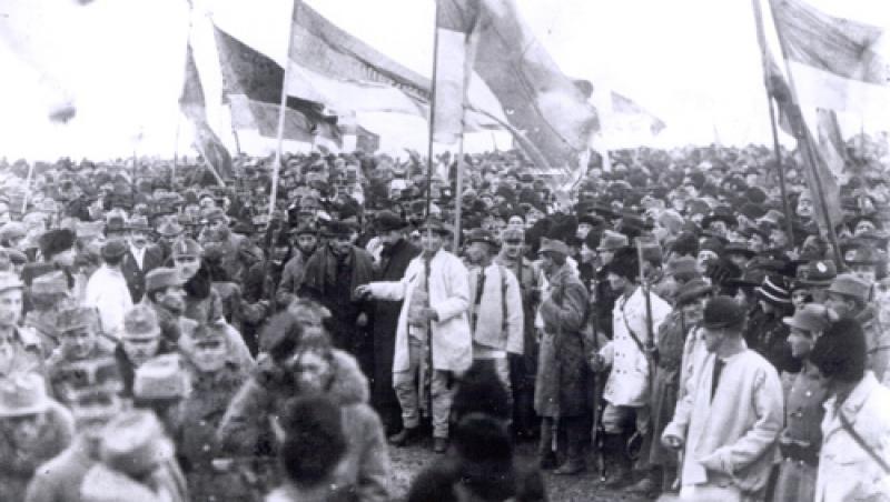 Marea Unire s-a făcut pentru ei! În 1918, românii au venit la Alba Iulia cu mărgele de usturoi la gât. Regina Maria, bolnavă de gripă, a fost la un pas de a rata Unirea