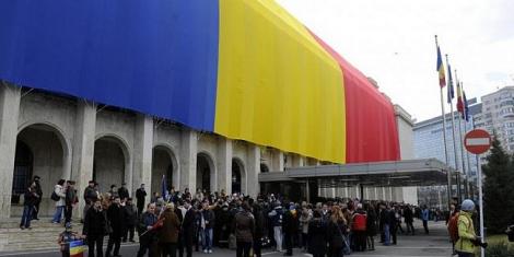 Tricolorul de pe clădirea Guvernului dat jos chiar înainte de Ziua Națională a României. Care este motivul