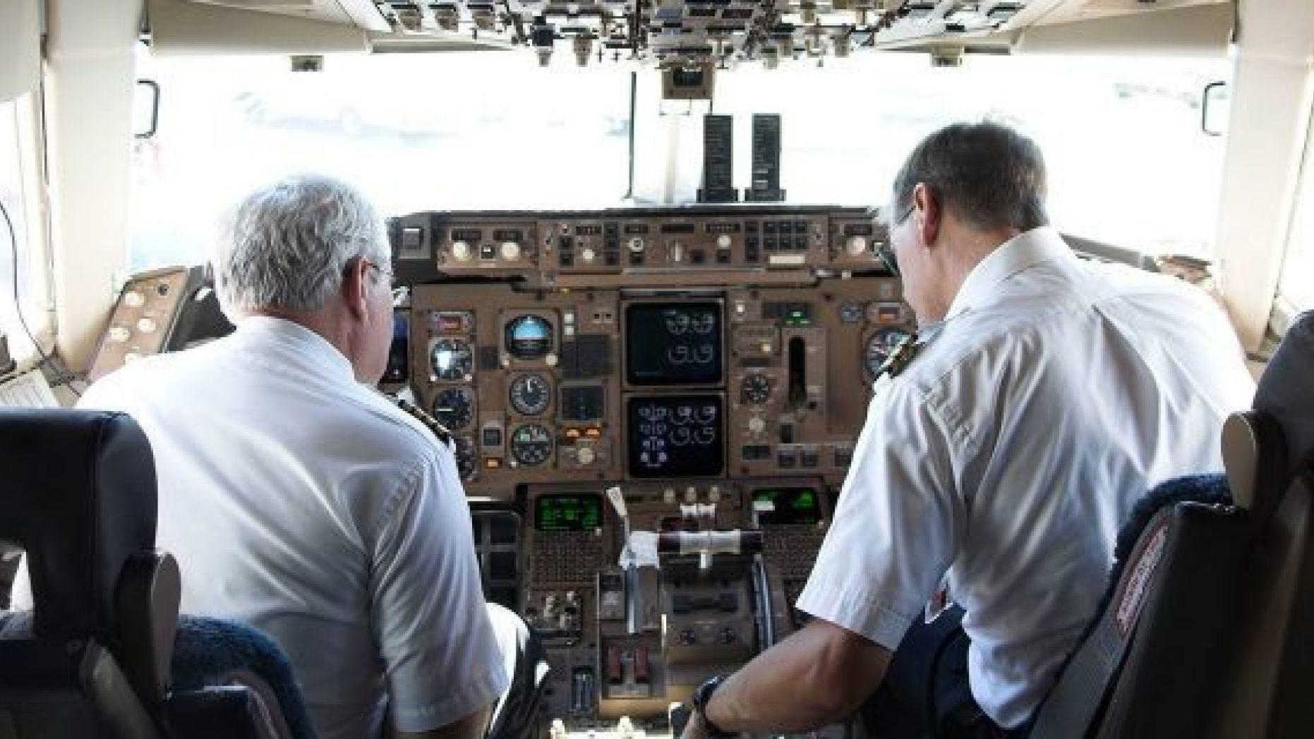 Femeia oferă drept mulțumire pentru gestul lor o cutie cu fursecuri piloţilor. Ei le măn&acirc;ncă bucuroşi, p&acirc;nă c&acirc;nd citesc biletul din interior!