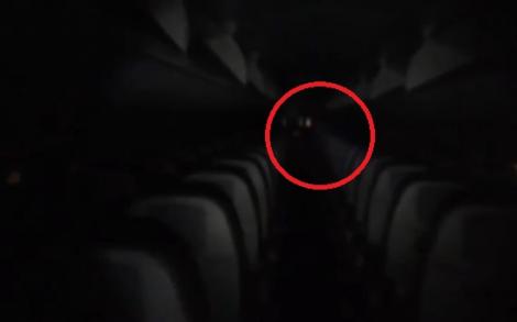Însoțitorul de bord a vrut să verifice avionul, dar ceva PARANORMAL s-a întâmplat! Ce i-a apărut în cale (VIDEO)