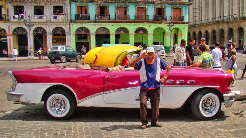Bijuterii pe roți! Zeci de maşini de epocă s-au întrecut într-un raliu dedicat automobilelor clasice, organizat în Havana