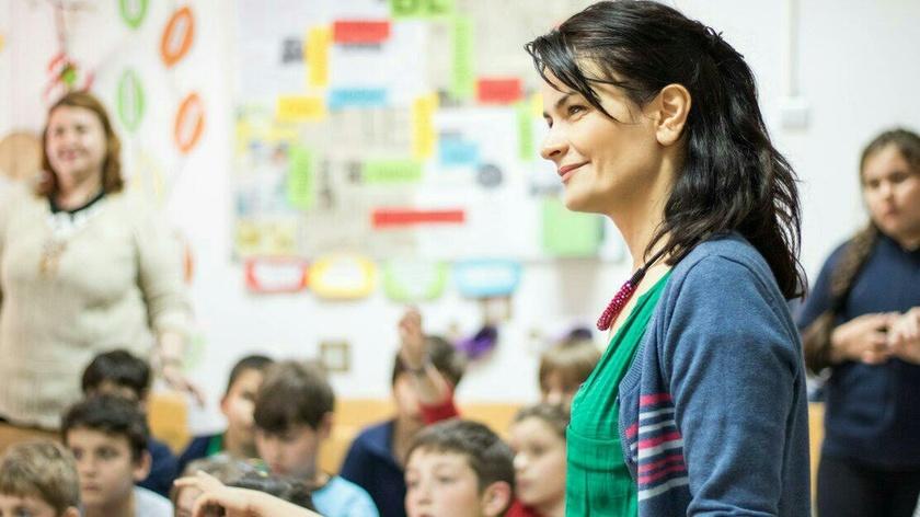 CHINUL copiilor de oraș: blocați &icirc;ntre școală, after-school și meditații, mereu grăbiți, mereu &icirc;mpinși de la spate. &bdquo;Părinții care &icirc;și lasă copiii să-și trăiască v&acirc;rsta sunt eroi&rdquo;