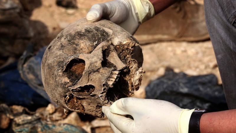Peste 200 de gropi comune cu peste 12.000 de cadavre au fost descoperite în Irak