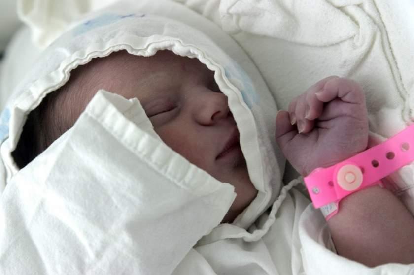 Guvernul a tăiat fondurile pentru cupoanele sociale. C&acirc;nd vor primi părinții ajutoarele pentru nou-născuți, promise din 2011