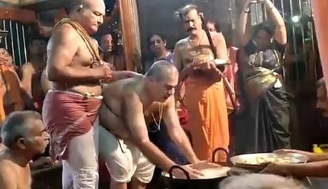 Test de credință periculos! Mai mulți hinduși au fost surprinși vârându-și mâinile în ulei încins - VIDEO
