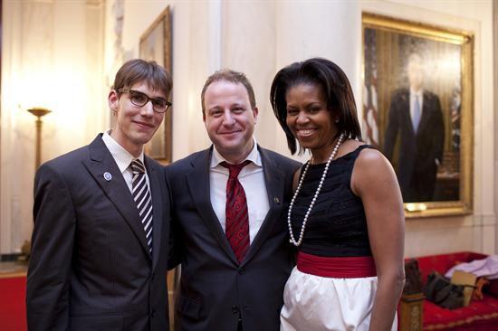 Alegeri SUA. El este cel mai controversat guvernator din istoria SUA. E homosexual şi are doi copii!