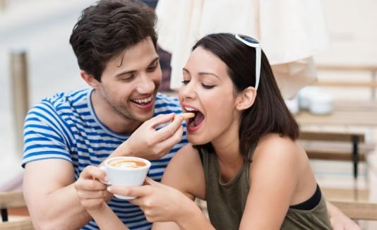 De ce se &icirc;ngrașă cuplurile pe parcursul primului an de relație? Specialiștii ne explică adevăratele motive