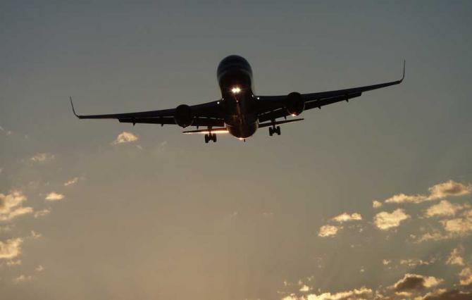 Care este cel mai SIGUR loc din avion &icirc;n cazul unei PRĂBUȘIRI. Șansele de SUPRAVIEȚUIRE sunt mai mari dacă stai aici