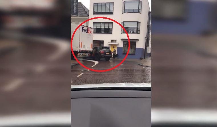 Șoferul unei mașini de lux și-a lăsat mașina parcată într-o zonă înterzisă! Lecția pe care i-a dat-o un curier o va ține minte TOATĂ VIAȚA! Vezi imagini video