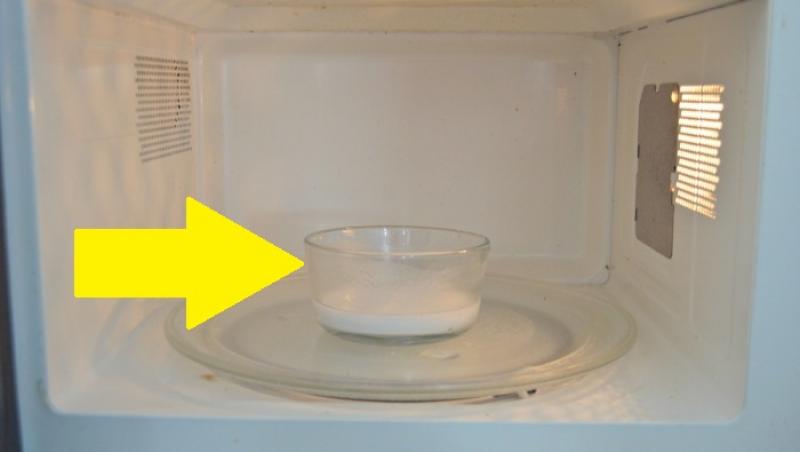 O femeie a pus bicarbonat de sodiu în cuptorul cu microunde și a așteptat! Ce s-a întâmplat