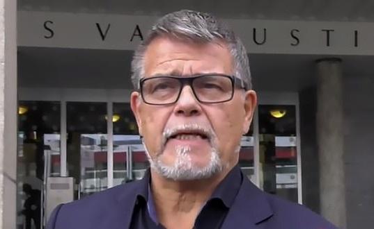 Un bunic se luptă &icirc;n instanță să &icirc;și schimbe v&acirc;rsta, ca să atragă femei pe Tinder