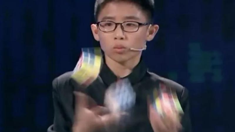 Un adolescent chinez în vârstă de 13 ani sparge toate recordurile! El a avut nevoie doar de 96 de secunde pentru a rezolva 3 cuburi Rubik simultan!