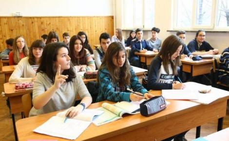 Învăţământul „gratuit" din România costă extrem de mult! Câți bani ajung părinții să scoată din buzunare lunar, pentru un copil