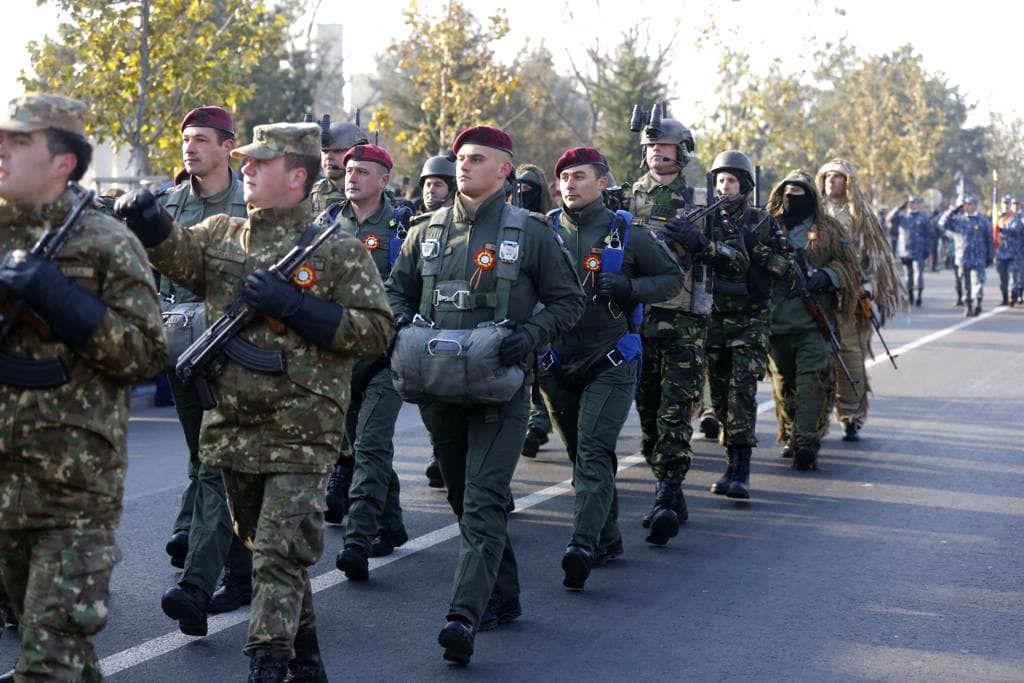 Momente de panică &icirc;n timpul defilărilor! Unui militar i s-a făcut rău la manifestările de Ziua Naţională și a fost dus la spital