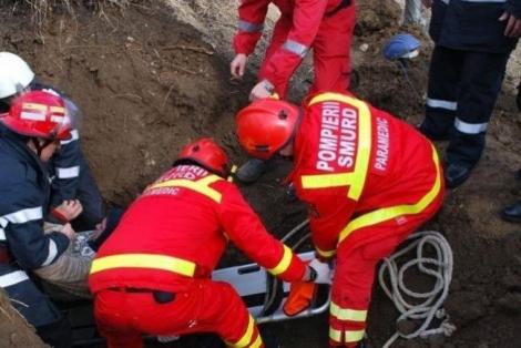 Ultima oră! O fetiță de cinci ani a căzut într-o fosă septică, iar pompierii încearcă să o salveze