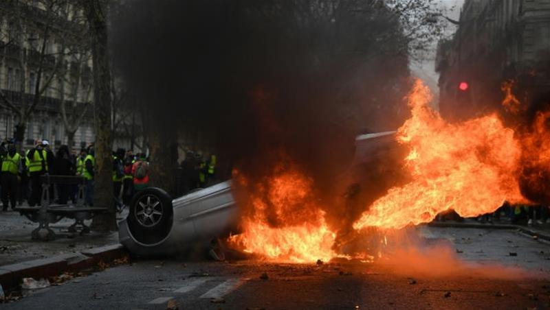 Imagini șoc! Violențe în Paris, după ce prețul carburanților a crescut: Protestatarii dau foc la clădiri şi maşini