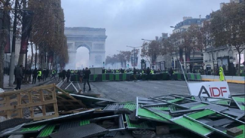 Imagini șoc! Violențe în Paris, după ce prețul carburanților a crescut: Protestatarii dau foc la clădiri şi maşini