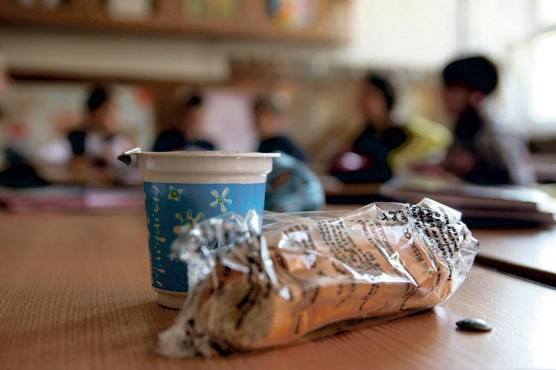 Elevii, șocați de &bdquo;cornul și laptele&rdquo;! Ce au găsit &icirc;n produsele primite