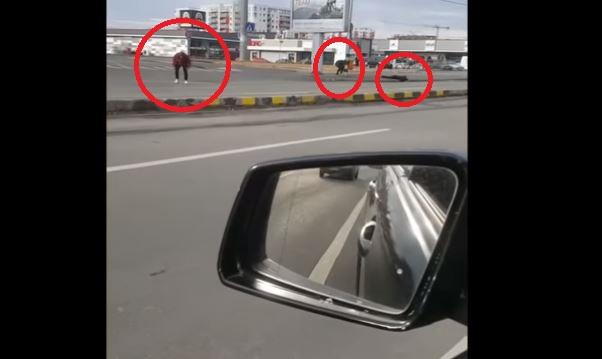 Video! Imaginile care au &icirc;ngrozit Rom&acirc;nia! Ziua &icirc;n amiaza mare 3 tineri drogați abia se mai țin pe picioare printre mașini