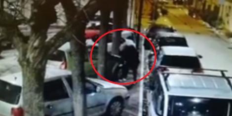 Românii din Italia sunt în mare pericol! Un cetățean italian este filmat distrugând mașini cu numere românești