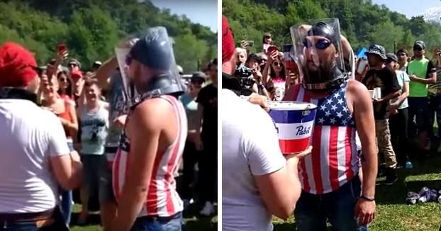 Luptă pe viață și pe moarte &icirc;n cadrul unei competiții! Așa se bea &icirc;n Rusia berea!